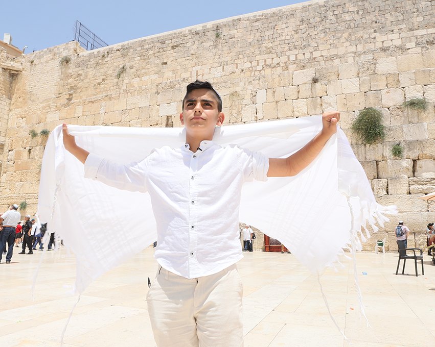 Un jeune garçon avec son talith au Kotel