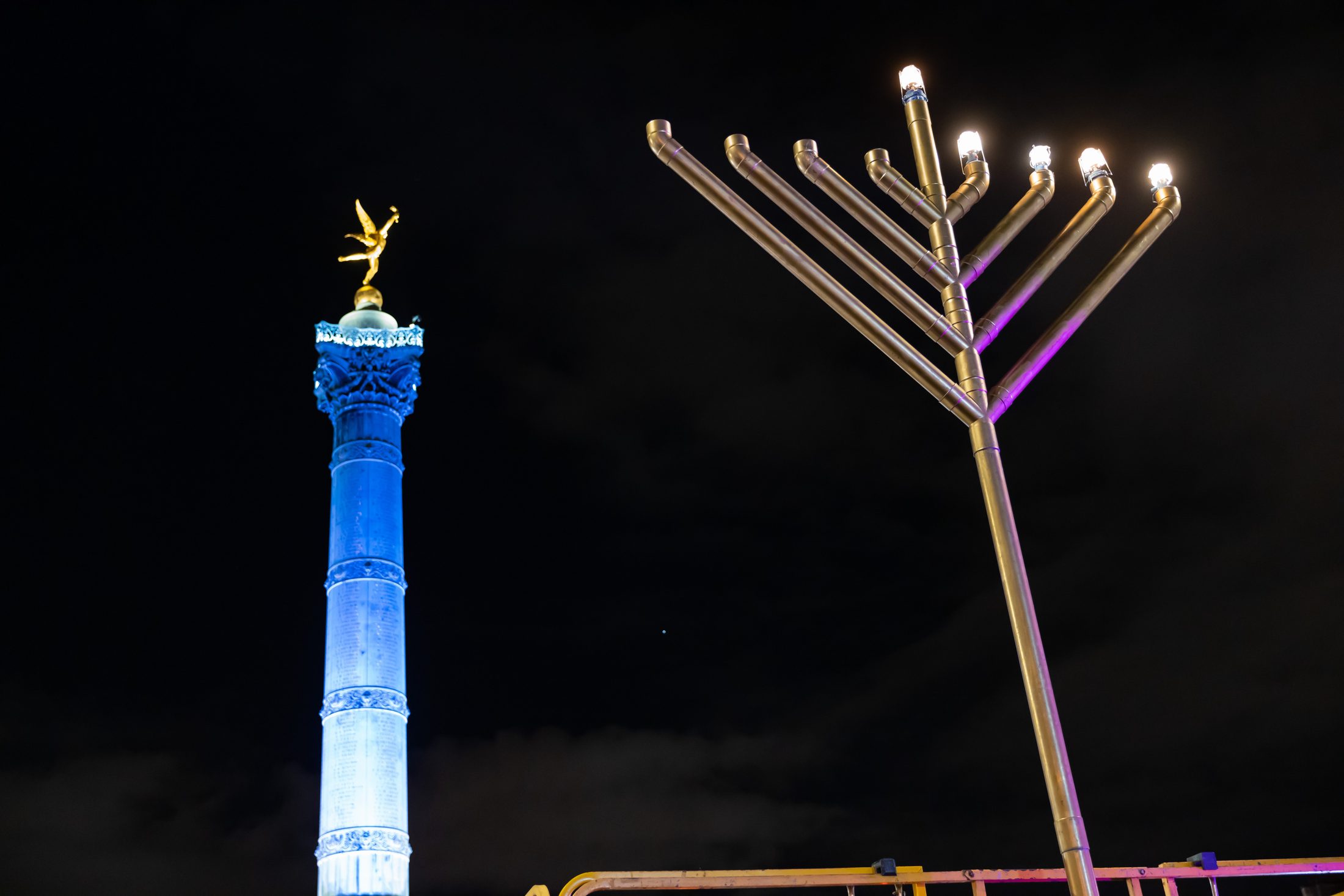 La ménorah de Hanoucca devant la colonne de Juillet, place de la Bastille